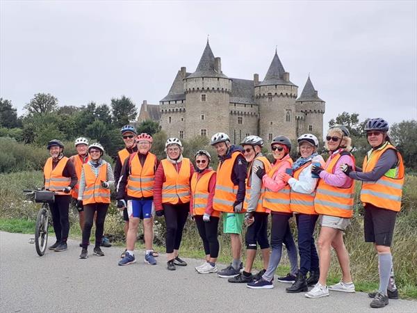 Les cyclos de l'AFRS à proximité du Château de Suscinio sur la presqu'ile de Ruiz (56). Photo: 